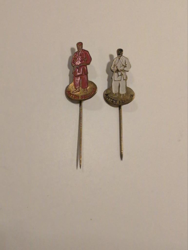 Vintage Anton Geesink Judo/Karate Speldjes (2 stuks), Ophalen of Verzenden, Gebruikt, Sport, Speldje of Pin