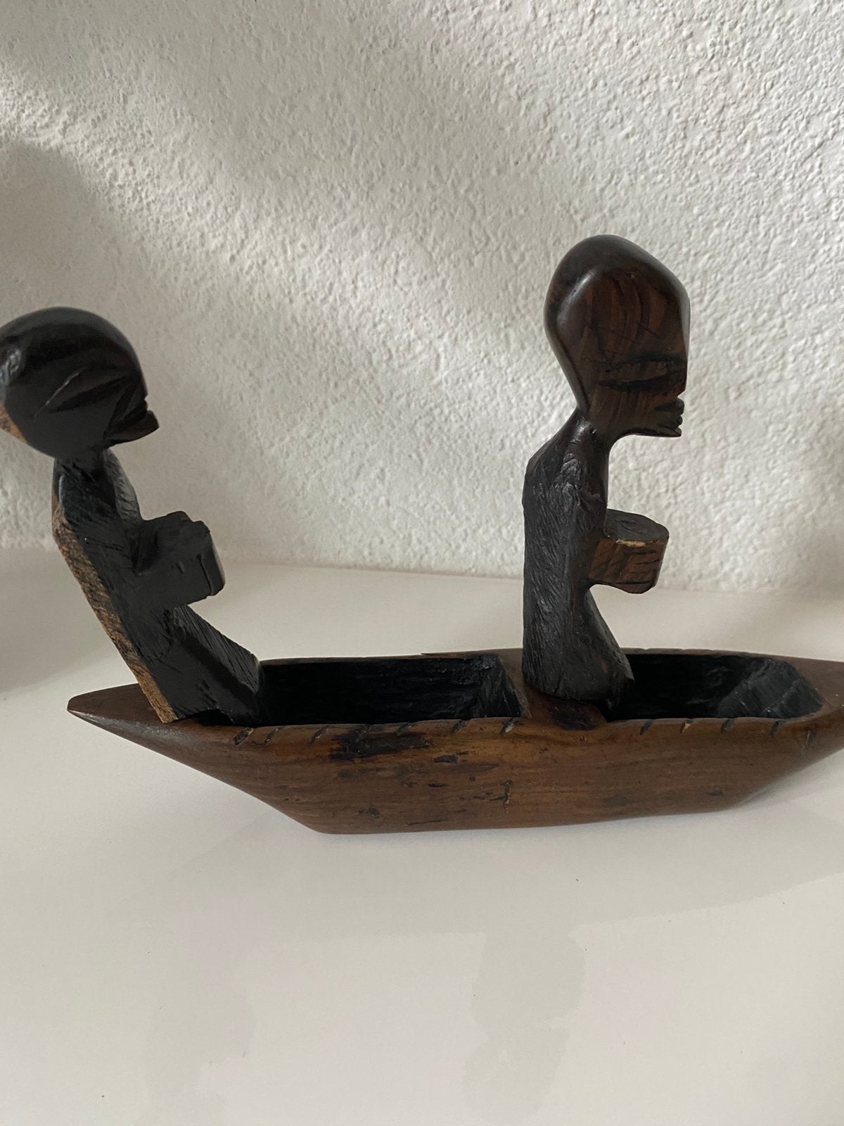 Houten bootje met daarin 2 mensen, Afrika, Ophalen