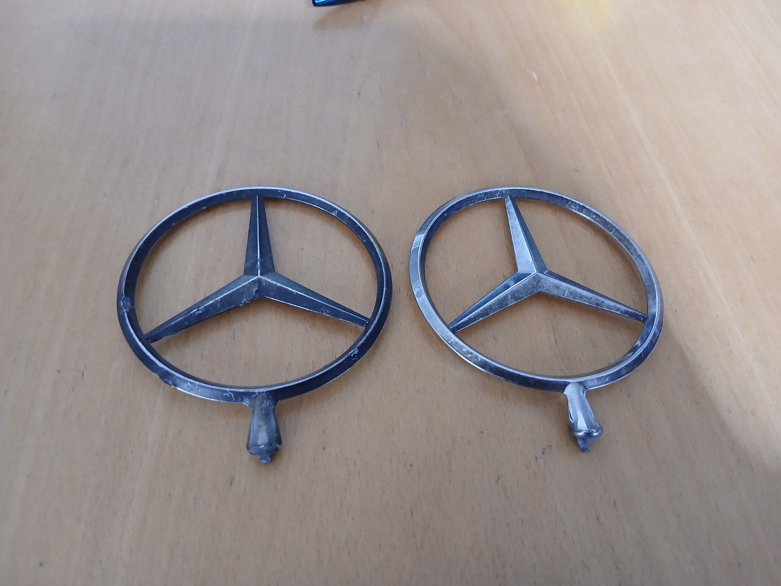 2 Mercedes benzine emblemen, Verzamelen, Ophalen of Verzenden, Auto's