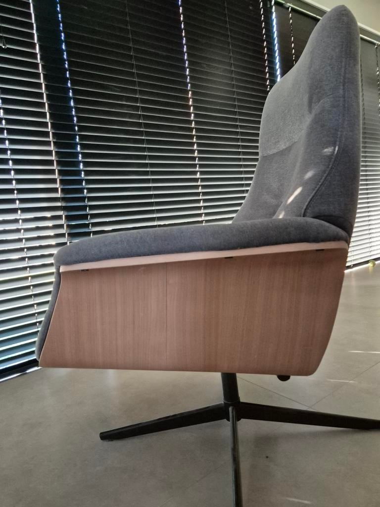 Moderne draaibare relax fauteuil met houten accenten, Gebruikt, Modern, Scandinavisch, 75 tot 100 cm, Ophalen of Verzenden