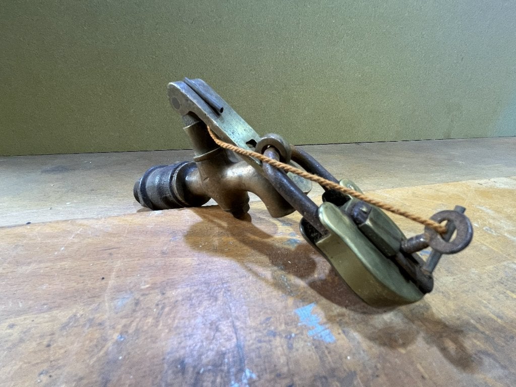 Antieke messing vatkraan / aftapkraan met hangslot, Ophalen of Verzenden