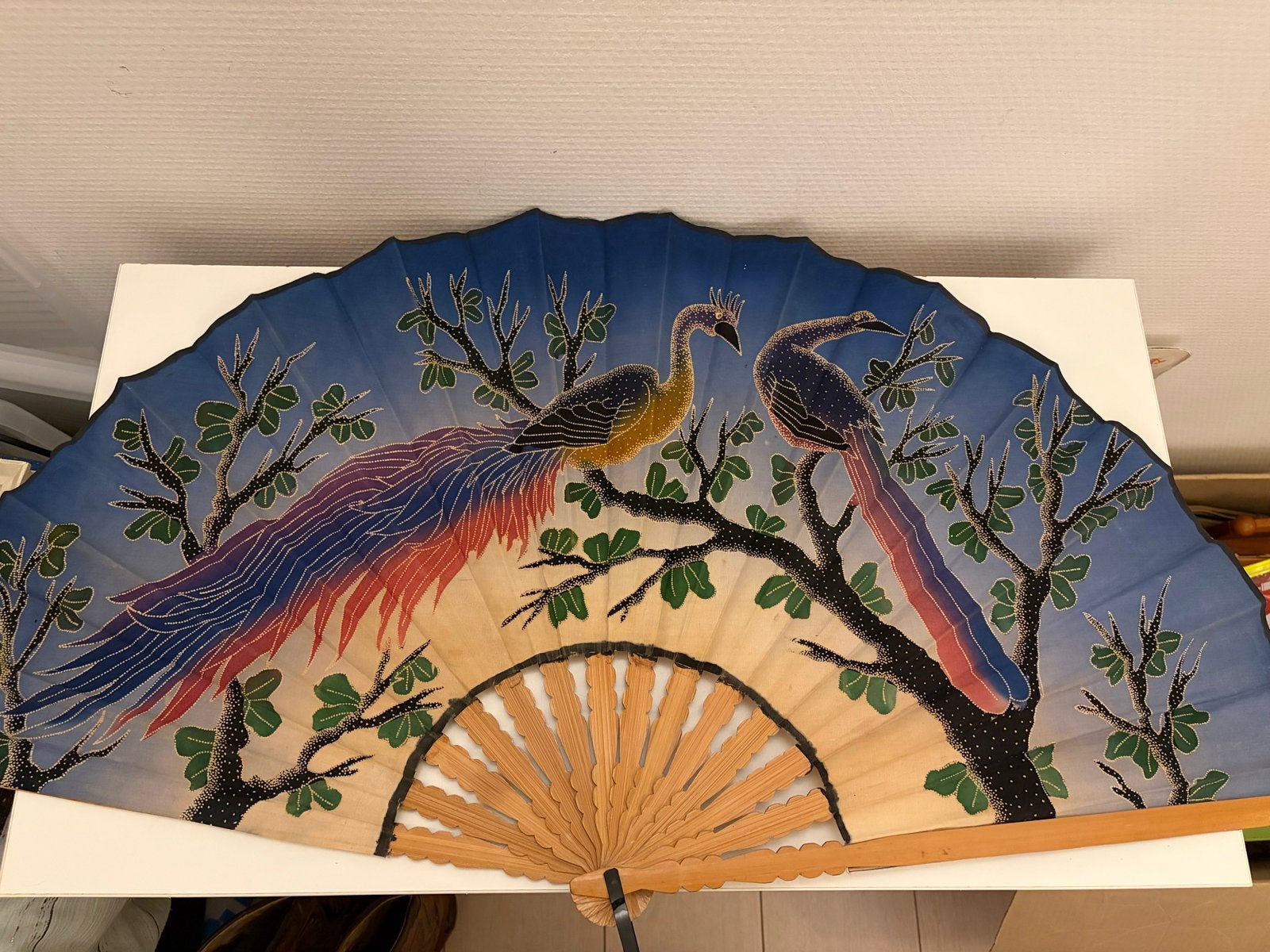 Grote decoratieve waaier met pauwenmotief, Ophalen of Verzenden