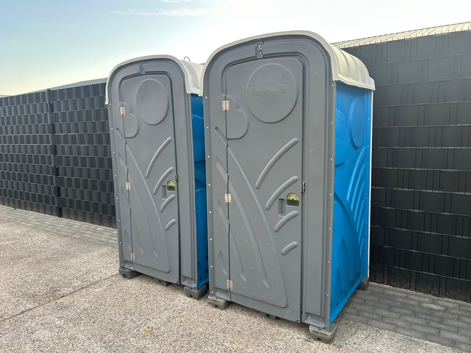 2x Toiletcabine Dixi mobiel bouw toilet