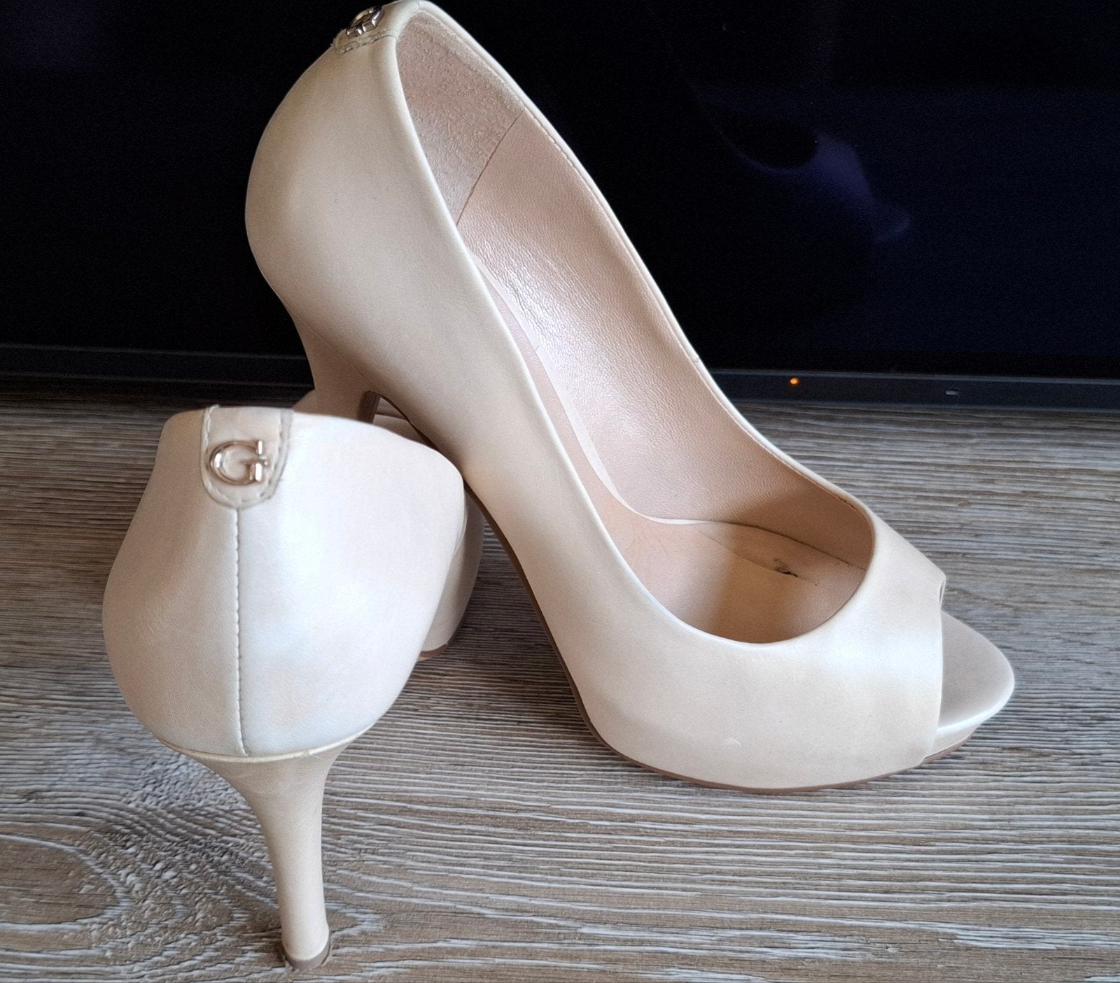 Guess honora peep-toe platform pumps, Kleding | Dames, Schoenen, Guess, Beige, Ophalen of Verzenden, Zo goed als nieuw