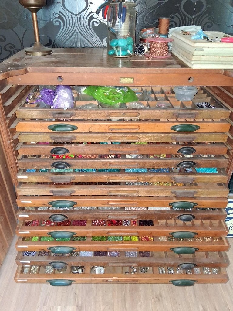 Kralenkast te koop. In 1 koop, antieke kast incl alle inhoud, Ophalen, Nieuw, Kraal