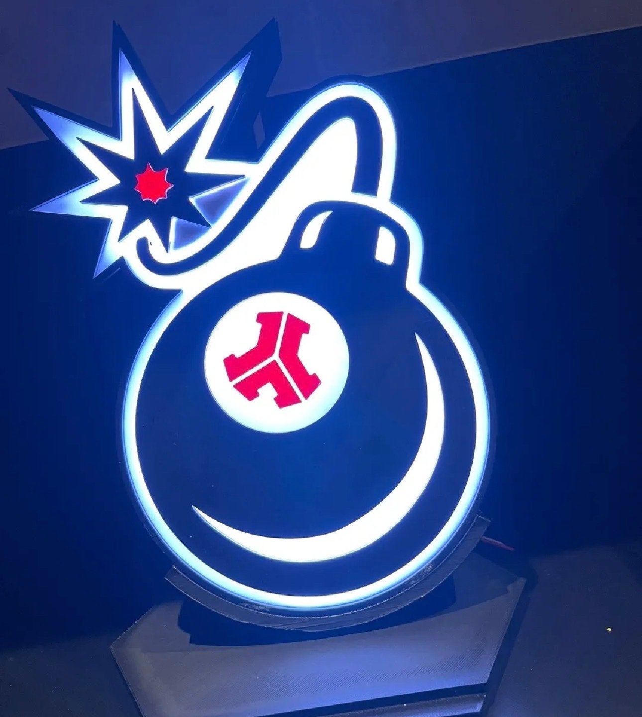 Defqon.1 The Bomb LED-lamp - Uniek Hardstyle item, Verzenden, Zo goed als nieuw, Lichtbak of (neon) lamp