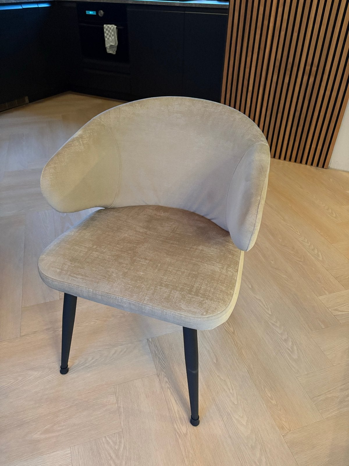 Elegante eetkamerstoel - Beige stof met zwarte poten