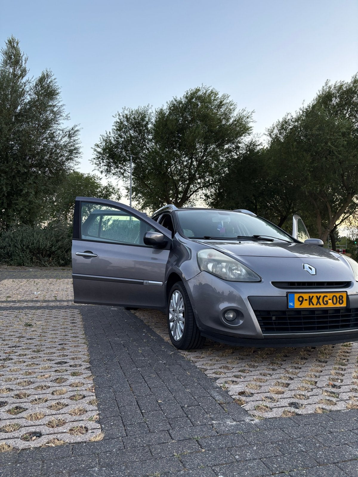 Renault Clio 1.6 16V 82KW Estate AUT 2010 Grijs, Auto's, Renault, 535 kg, Leder en Stof, Grijs, Particulier
