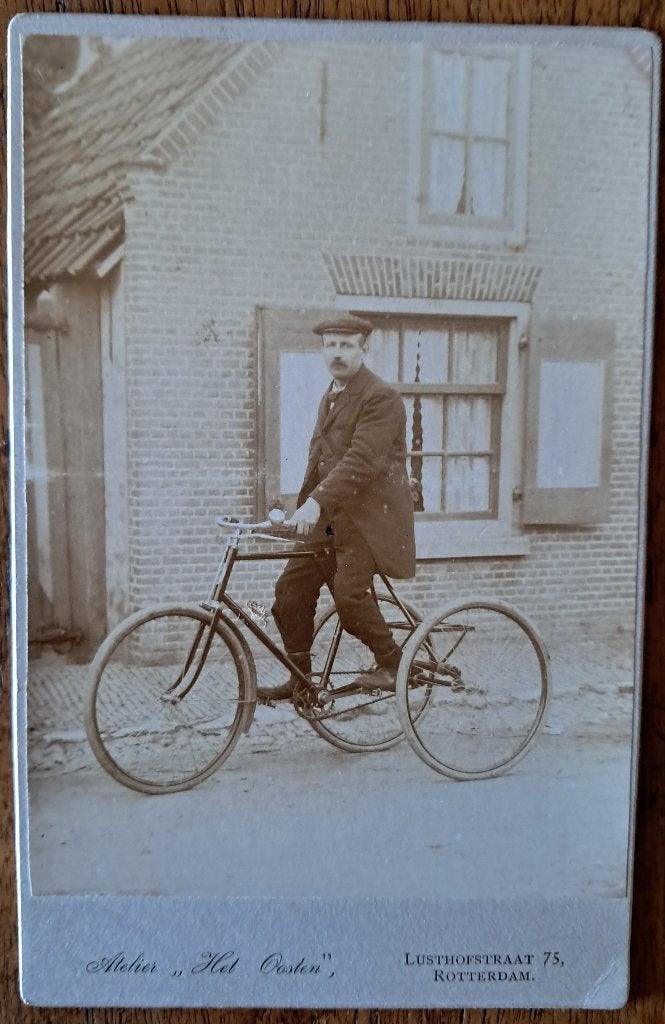 kabinetsfoto met man en tricycle driewieler fiets Rotterdam, Verzamelen, Gebruikt, Foto, Ophalen of Verzenden, Voor 1940