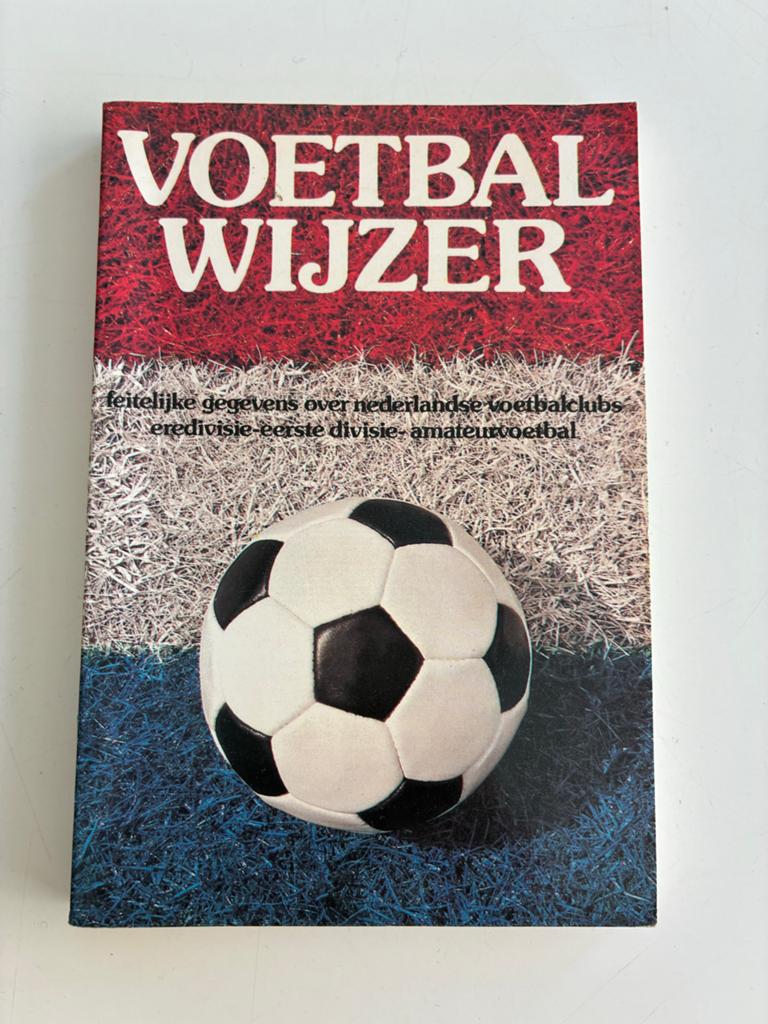 Voetbal Wijzer: Nederlandse voetbalclubs Eredivisie enz., Ophalen of Verzenden, Gelezen, Balsport