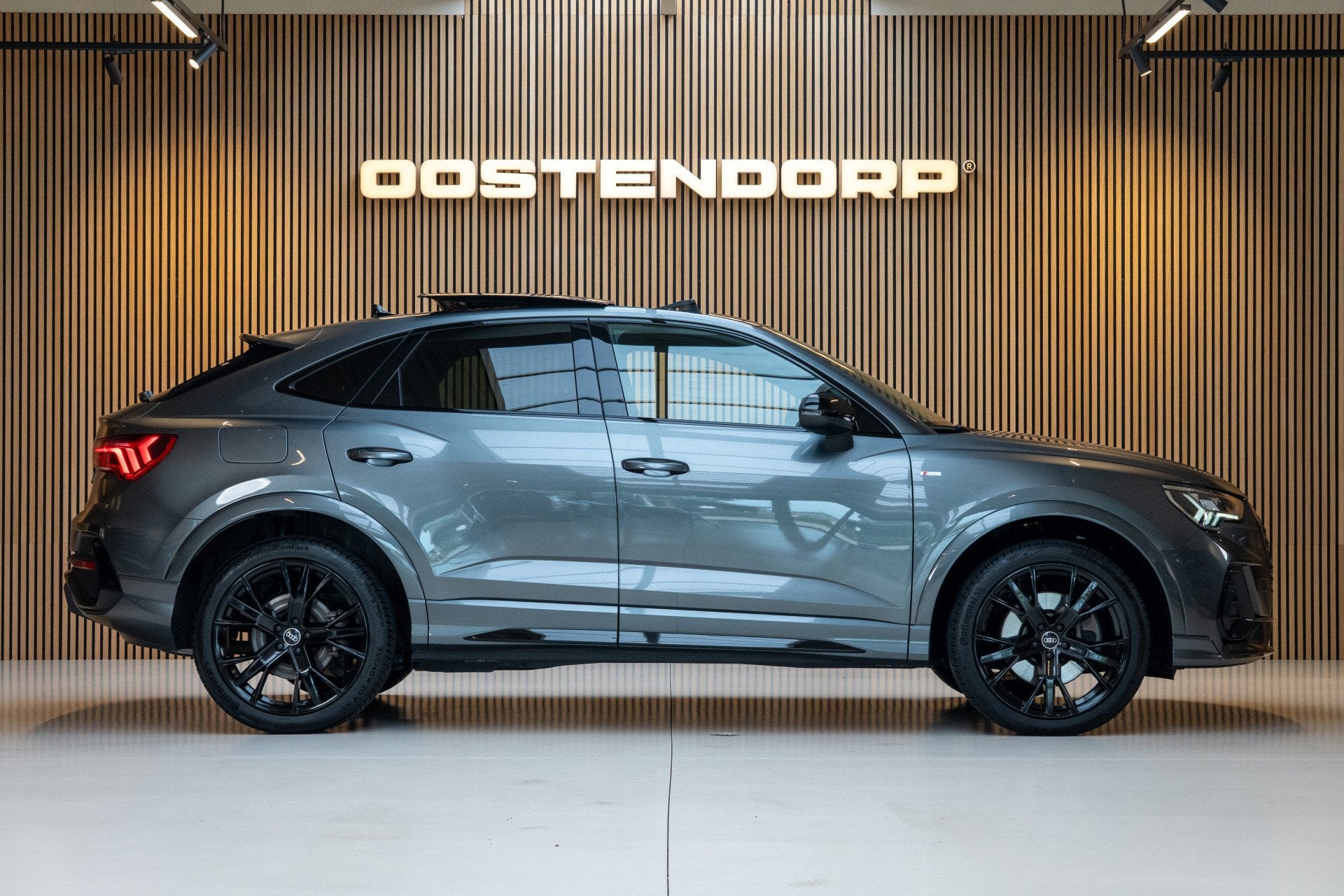Audi Q3 Sportback 45TFSIe/245pk S-Line Blackstyle|2022|Panor, Auto's, Dealer onderhouden, Gebruikt, Zwart, 700 kg