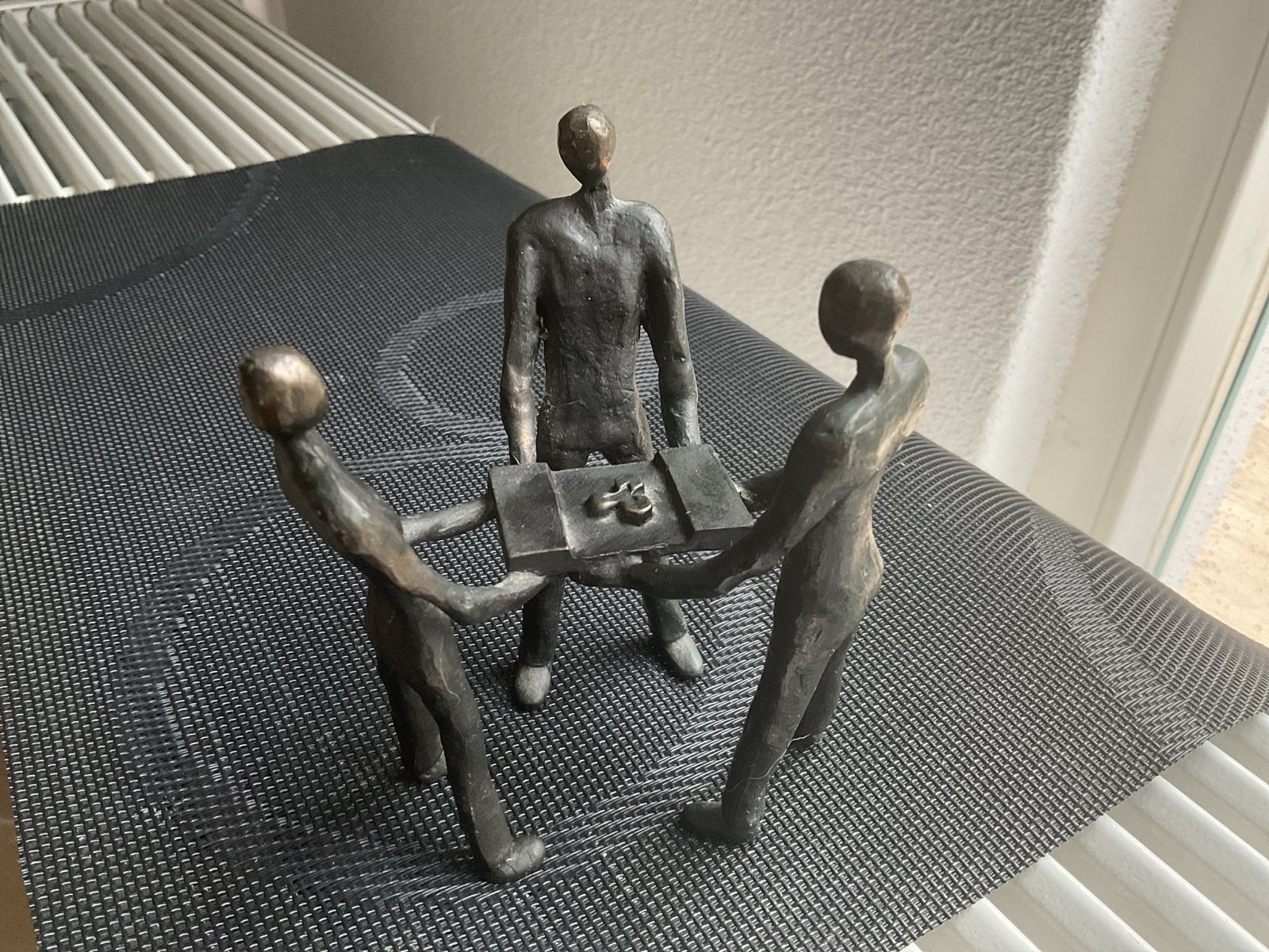 Corrie Ammerlaan - Bronzen beeld 'Samen dragen’, Groep mensen, Minder dan 20 cm, Ophalen of Verzenden, Brons