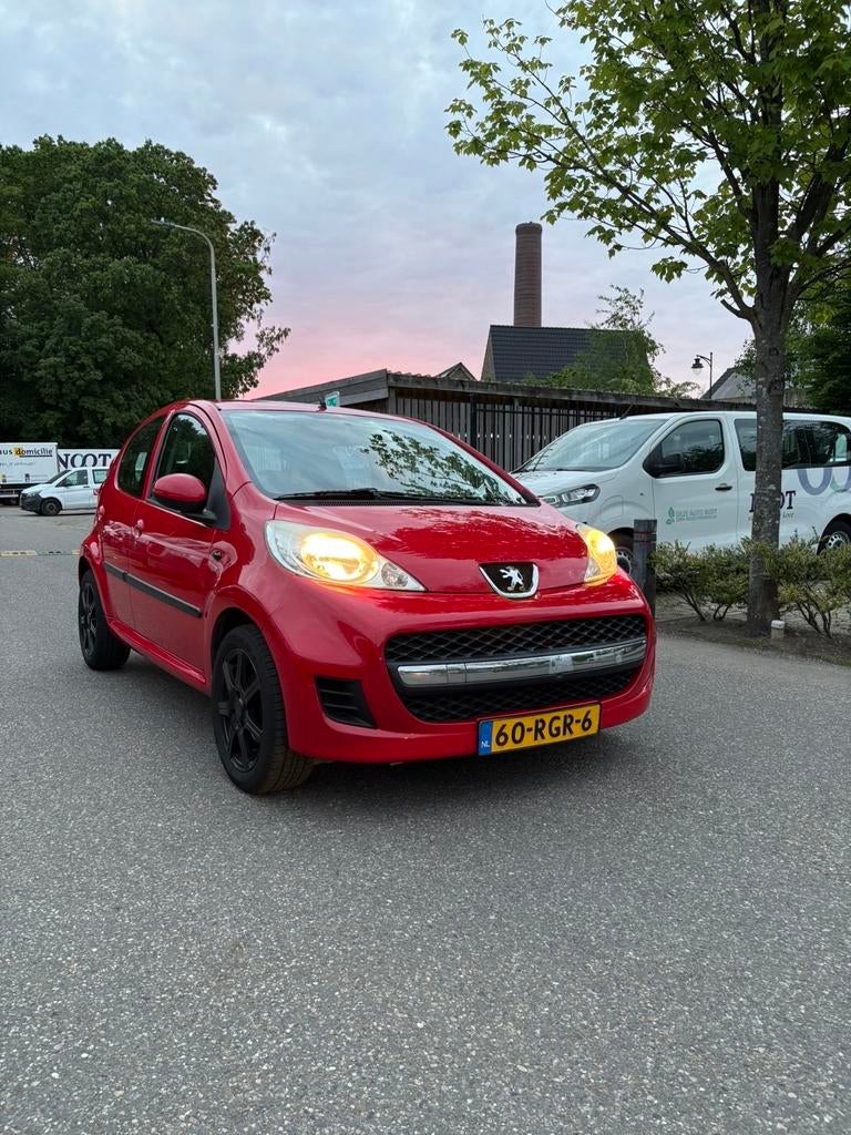 Peugeot 107 1.0 5Deurs 2011 Rood, Auto's, Voorwielaandrijving, 4 stoelen, 68 pk, Origineel Nederlands