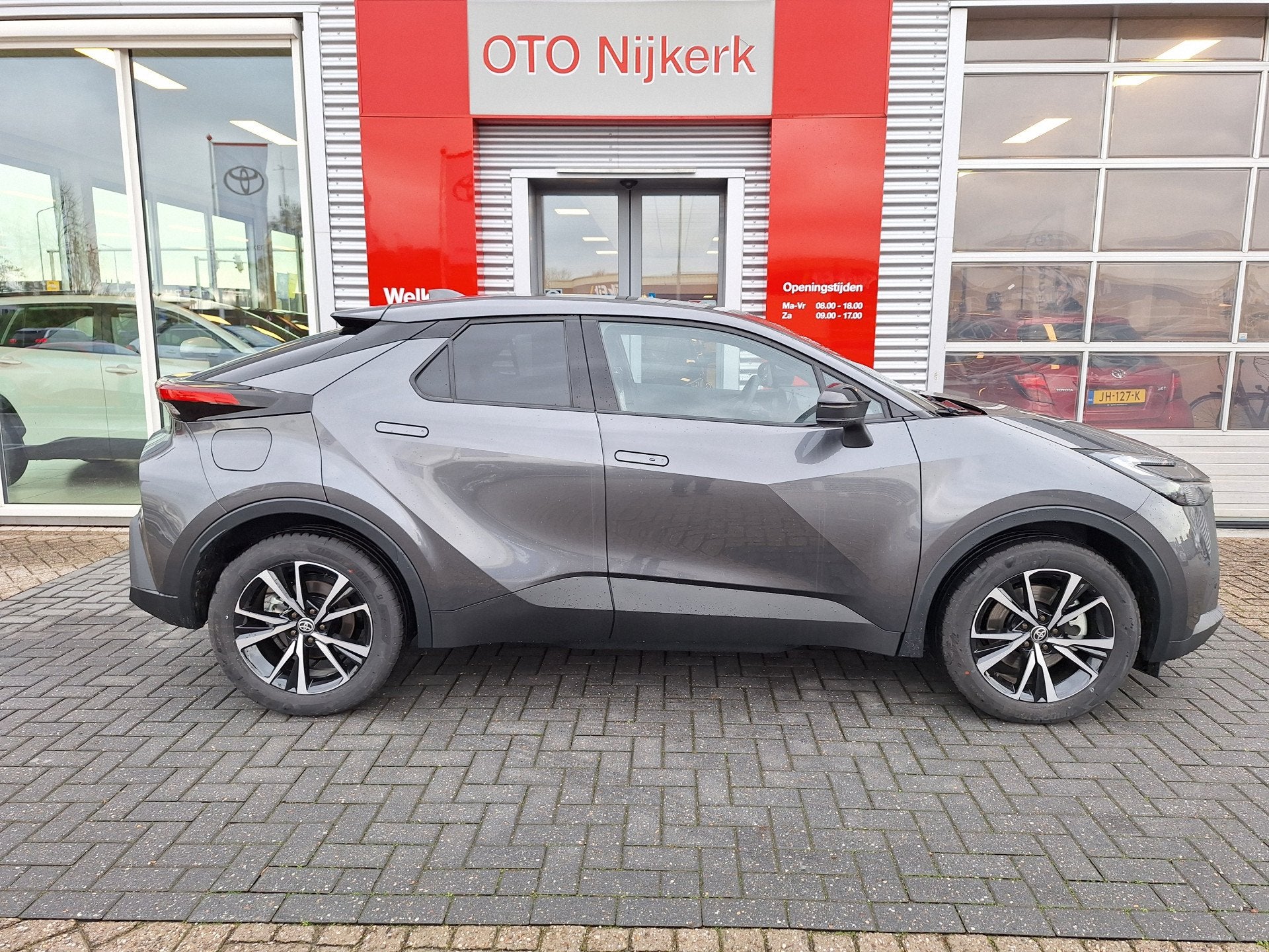 Toyota C-HR 2.0 Plug-in Hybrid Dynamic Plus Limited, 12 maanden, Stof, 725 kg, 4 cilinders