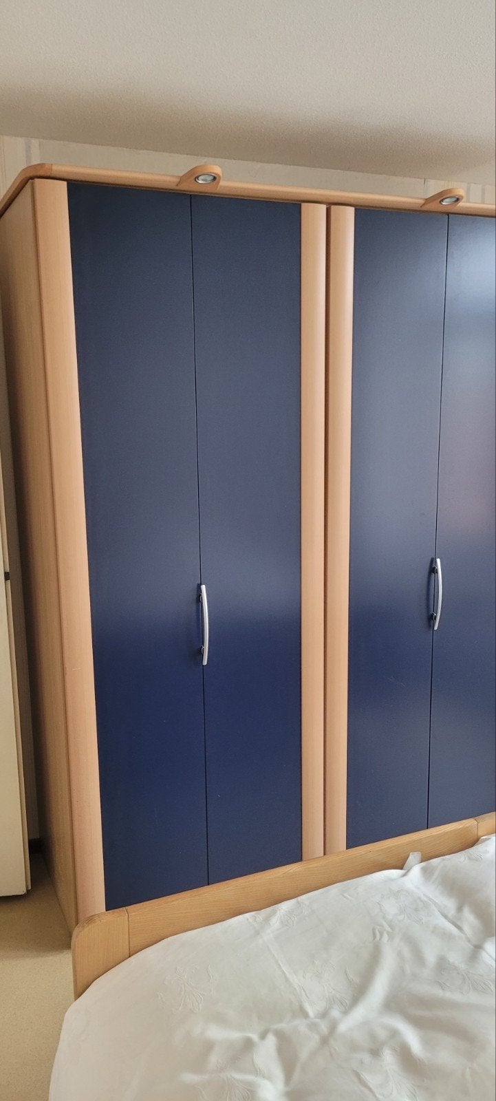 Ruime kledingkast met blauwe deuren en legplanken, Ophalen, Met deur(en), Gebruikt, 200 cm of meer