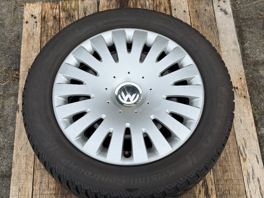4 originele VW 16" stalen velgen + winterbanden + wieldoppen, Ophalen, Gebruikt, 16 inch, Banden en Velgen