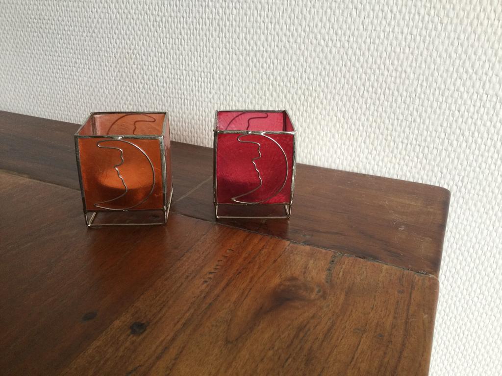 WAXINELICHTJESHOUDERS: ROOD EN ORANJE, AFB. HALVE MAAN, Huis en Inrichting, Woonaccessoires | Kandelaars en Kaarsen, Overige materialen