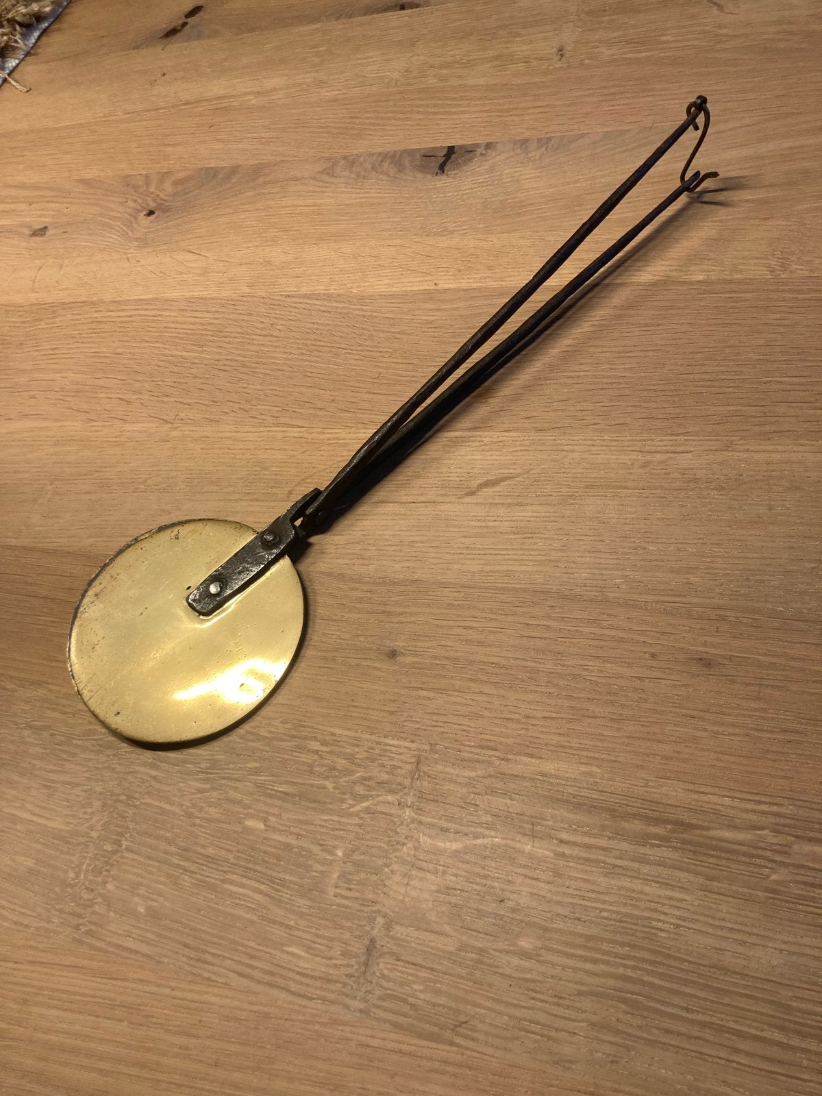 Antieke wafelijzer met decoratieve patronen, Ophalen