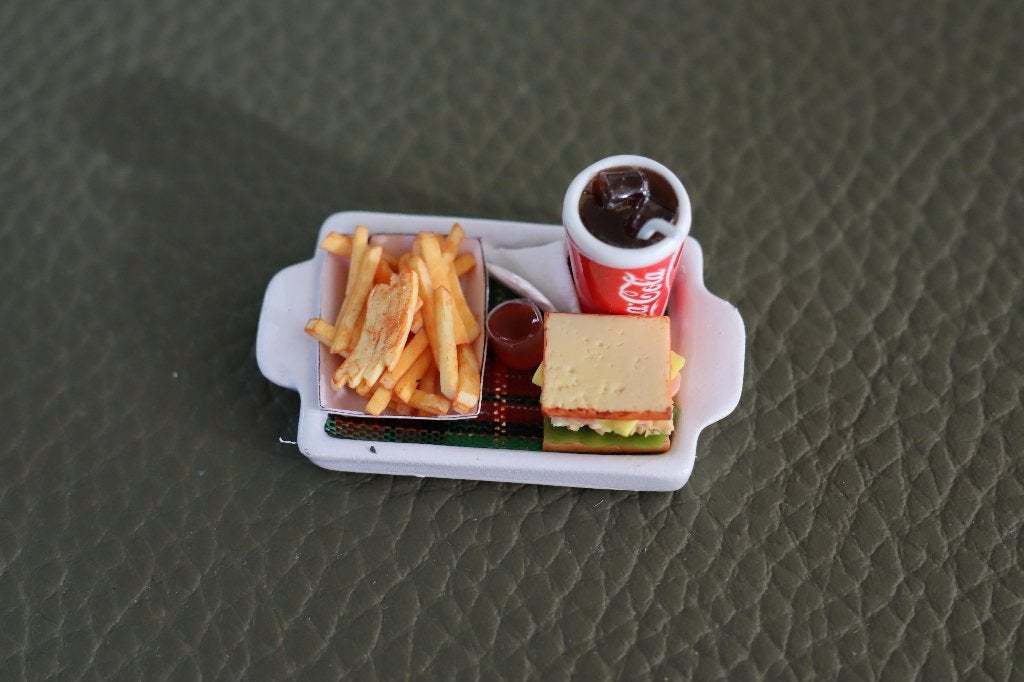 Mooie set friet, met sandwich en beker cola op dienblad., Verzamelen, Ophalen of Verzenden, Nieuw, Gebruiksvoorwerp