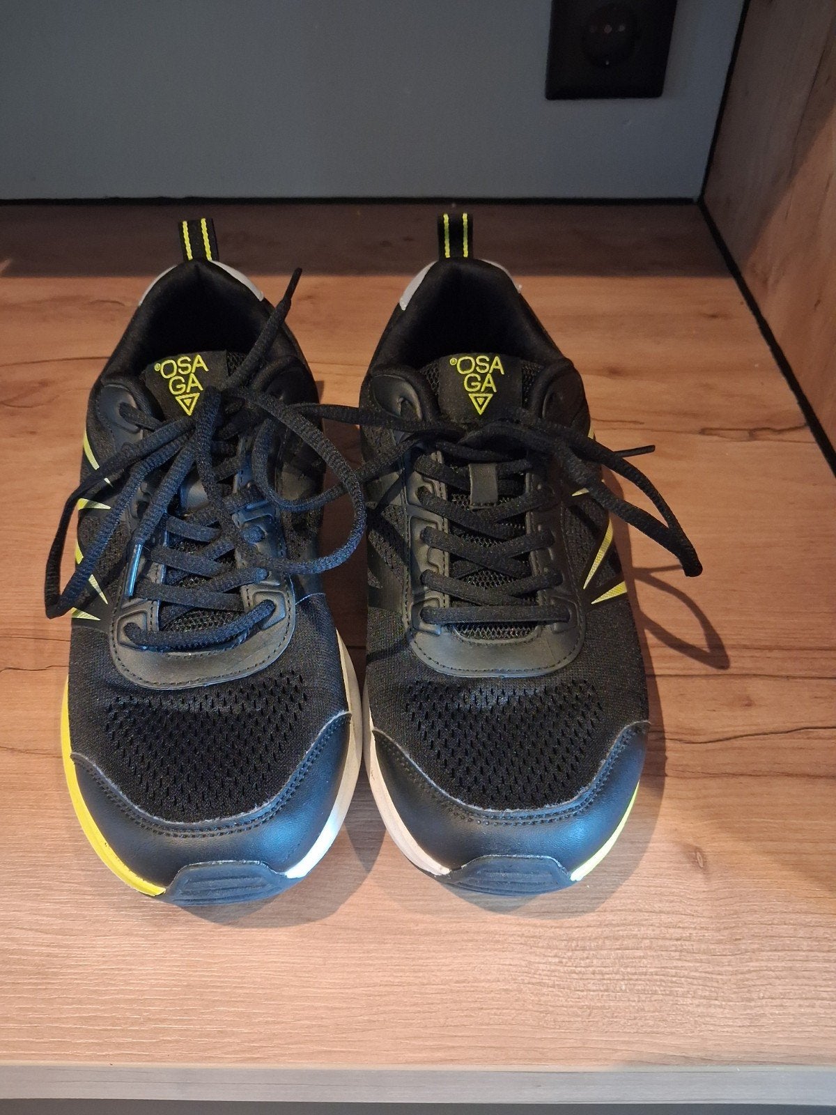 Osaga sneakers maat 41/42 - Zwart met geel, Kleding | Heren, Schoenen, Osaga, Zwart, Ophalen of Verzenden, Sneakers of Gympen