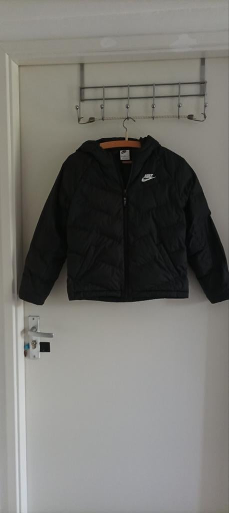 Nike Zwarte Kinderjas - Maat M (137-147 cm), Gebruikt, Jongen of Meisje, Ophalen of Verzenden, Nike