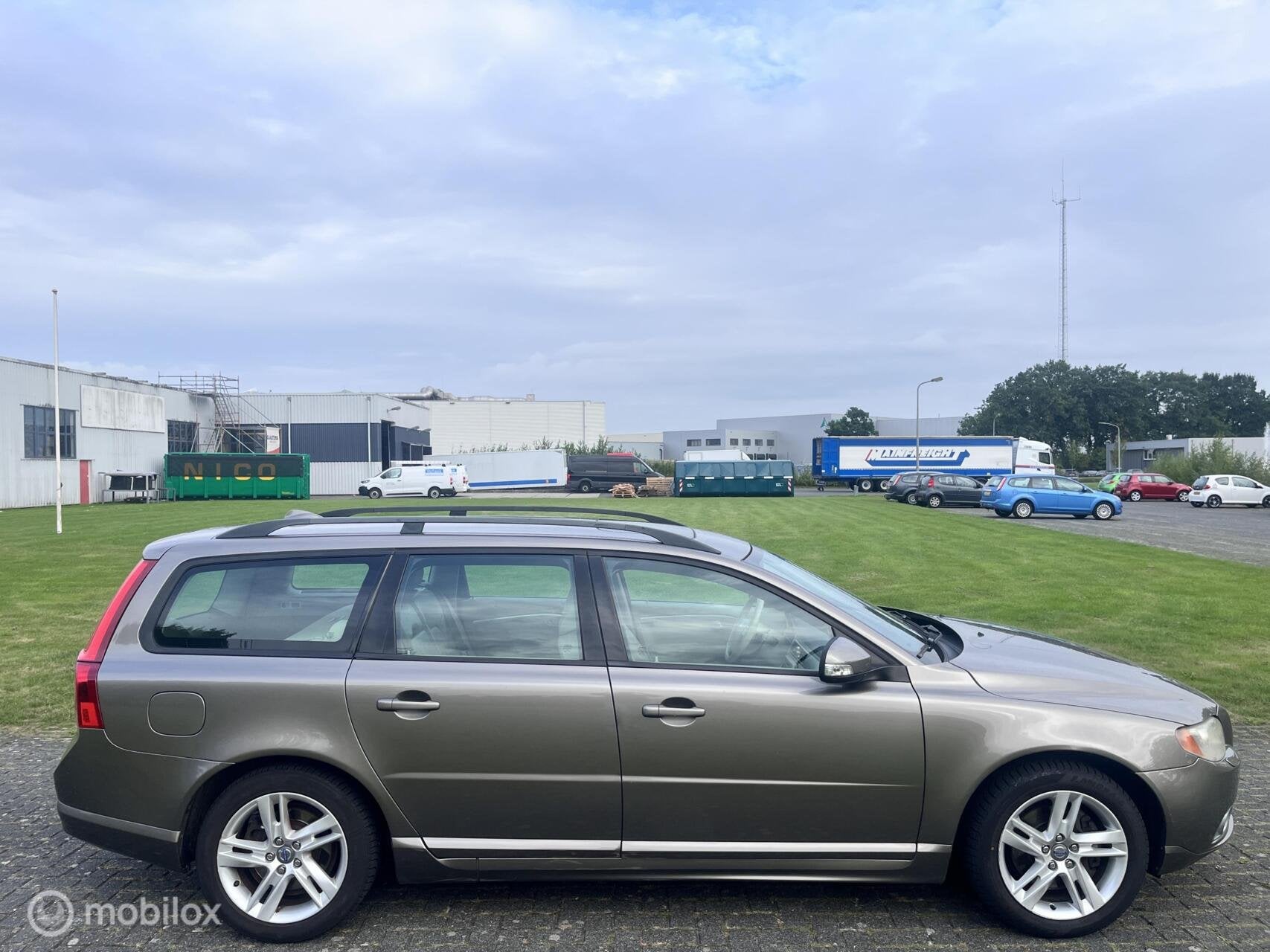 Volvo V70 2.4D Momentum / Leder / Airco / Cruise / Trekhaak, Auto's, Voorwielaandrijving, 15 km/l, 163 pk, Euro 4