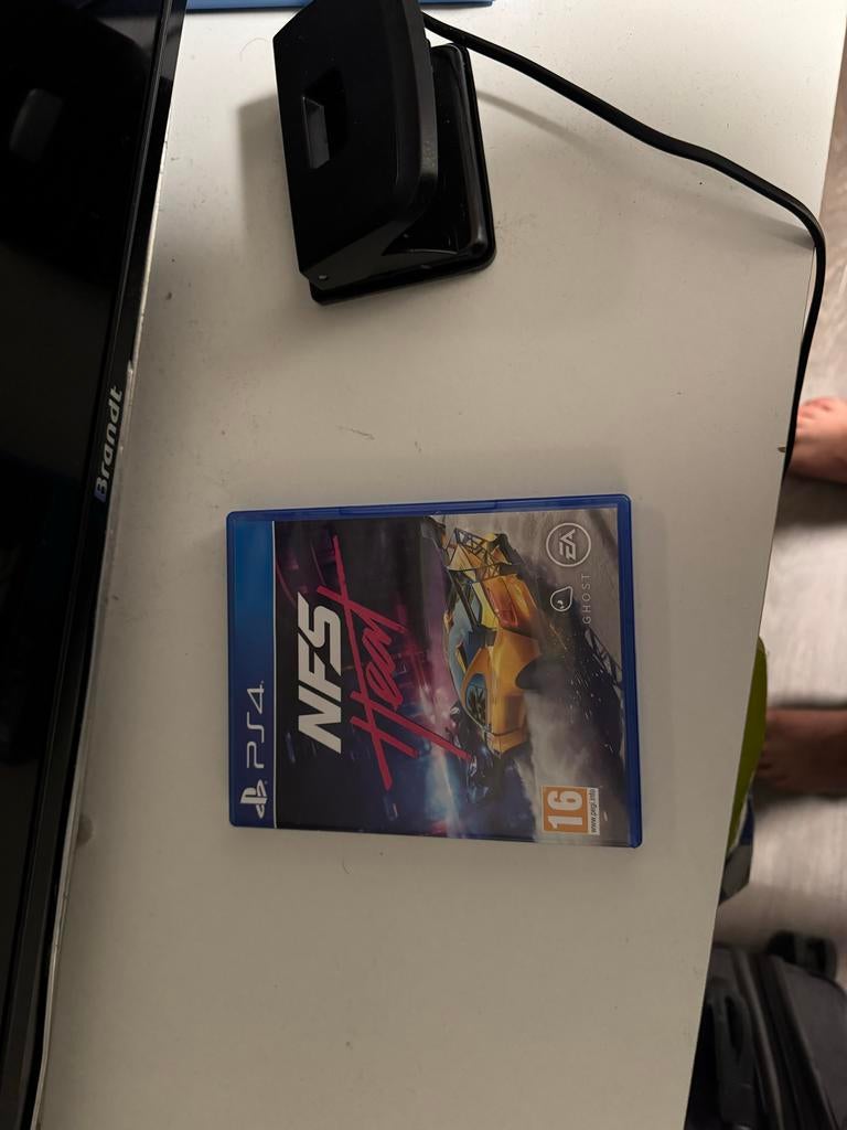 PS4 Games: Need for Speed Heat & GTA V (doosje beschadigd), Online, Gebruikt, 1 speler, Racen en Vliegen