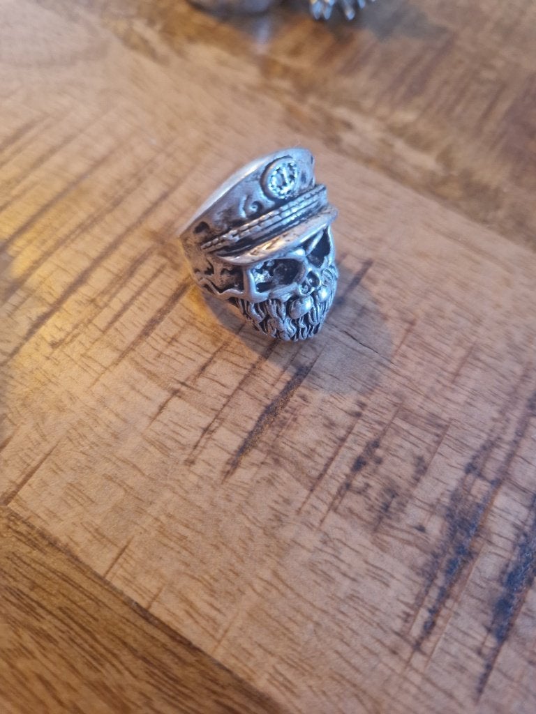 925 zilveren ring, doodshoofd met pet. Maat 19., Ophalen of Verzenden, Zilver, Ring, Met edelsteen