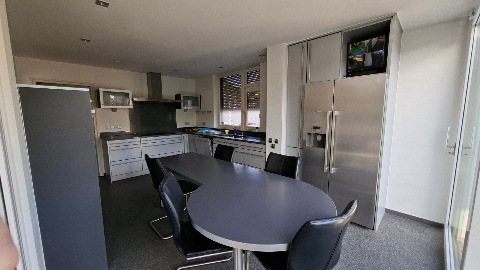 Foto 2 van Moderne keuken met hoogwaardige inbouwapparatuur