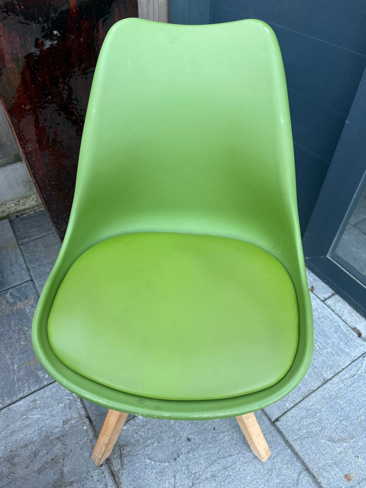 Moderne groene kuipstoel met kunstlederen kussen, Gebruikt, Overige kleuren, Ophalen of Verzenden, Eén