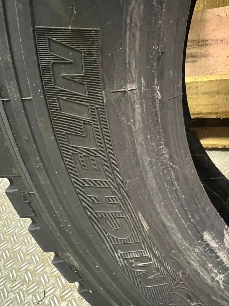 Achterband vrachtwagen Michelin, Ophalen