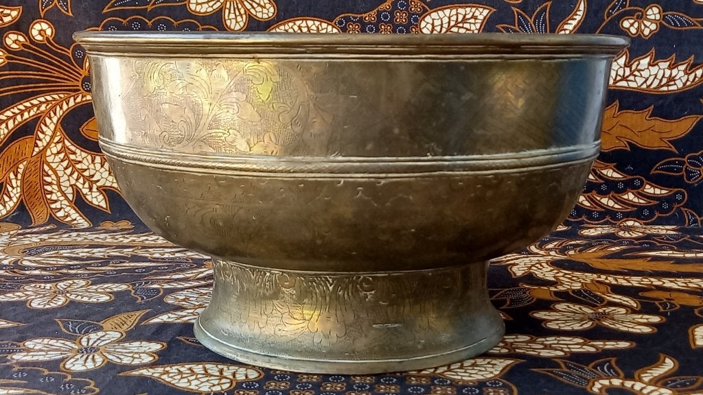 Grote zware antieke Oosterse kom van bewerkt brons 28,5 cm.
