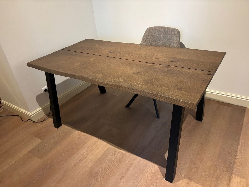 Eiken eettafel, Ophalen, Eikenfineer en zwarte poten in massief grenen en MDF, Nieuw, 50 tot 100 cm