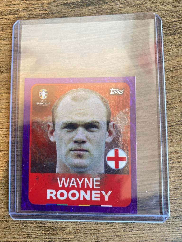 Topps Euro 2024 Wayne Rooney Paars Parallel, Hobby en Vrije tijd, Stickers en Plaatjes, Ophalen of Verzenden, Nieuw, Sticker