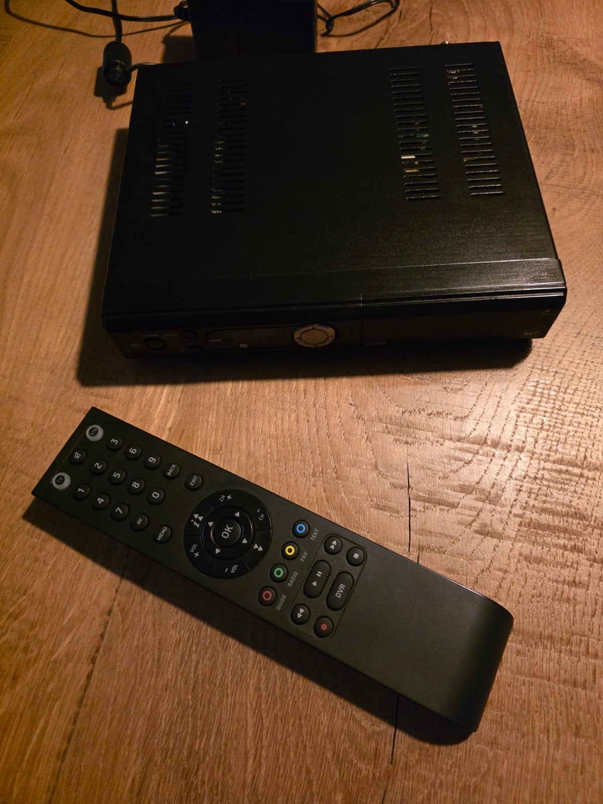M7 SAT801 Satellietontvanger met afstandsbediening, Ophalen of Verzenden, Zo goed als nieuw, Decoder