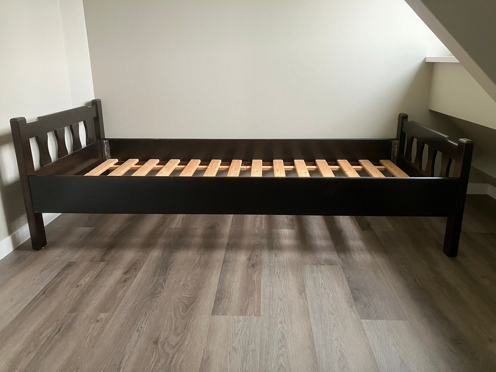 Eenpersoonsbed van massief grenen hout 200x90 cm, Ophalen, Gebruikt, 90 cm, Koloniaal