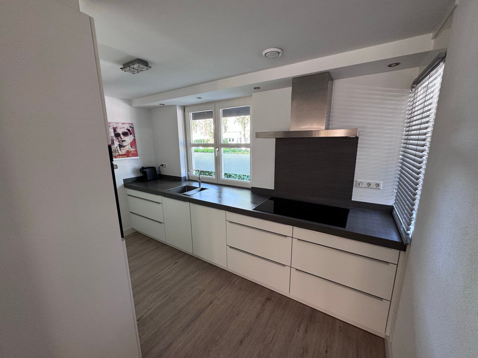 Nette Tristar keuken wit mat met Bosch apparatuur en Quooker, Ophalen, Gebruikt, Overige materialen, Wit
