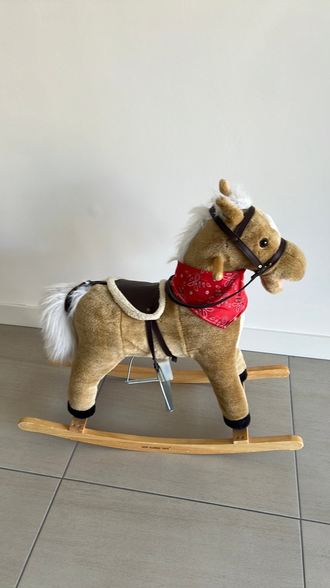 Hobbel paard met geluid, Ophalen, Zo goed als nieuw