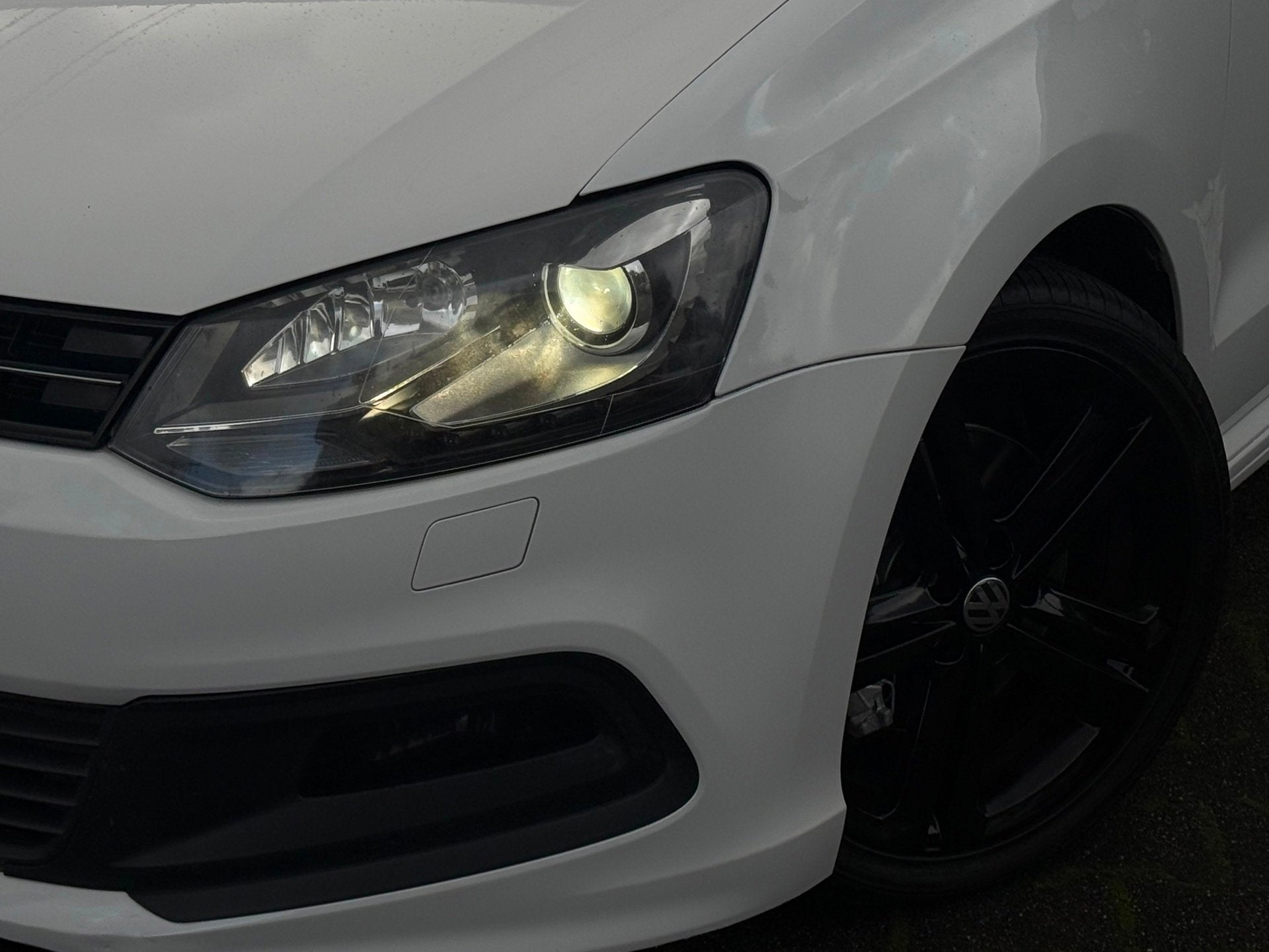 Volkswagen POLO 1.2 TSI R-LINE PANO/DSG/PDC/LED/STLVRM/BOMVO, Gebruikt, Zwart, 4 cilinders, Leder en Stof