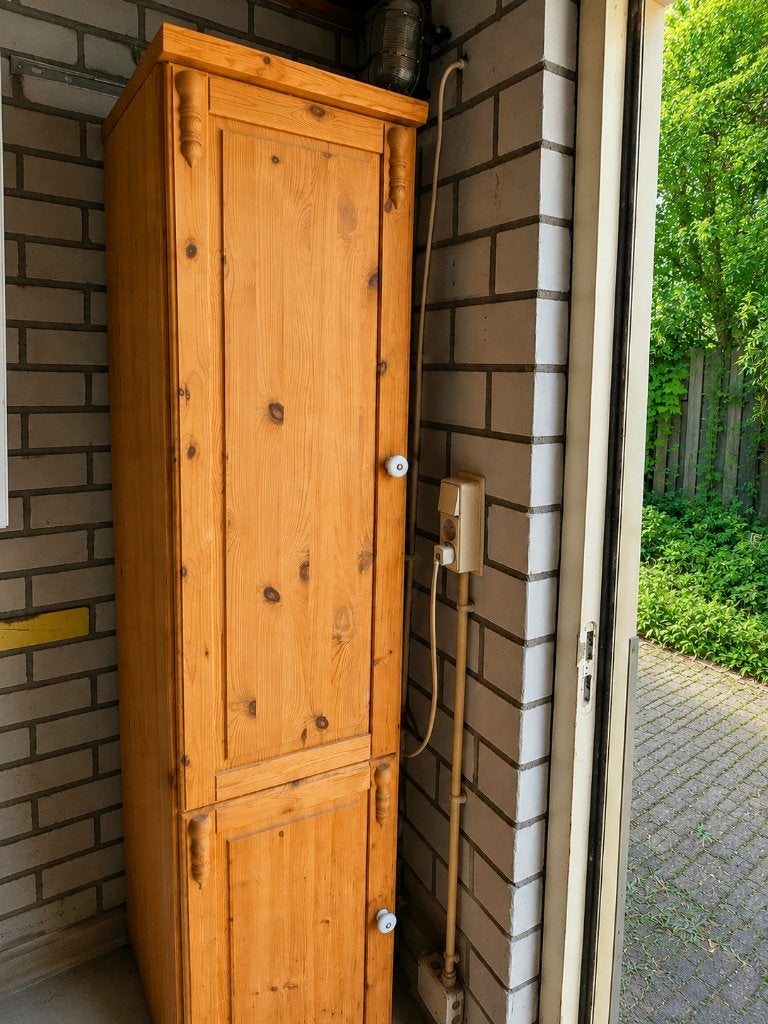solid pine wooden storage cabinet, Ophalen, Gebruikt