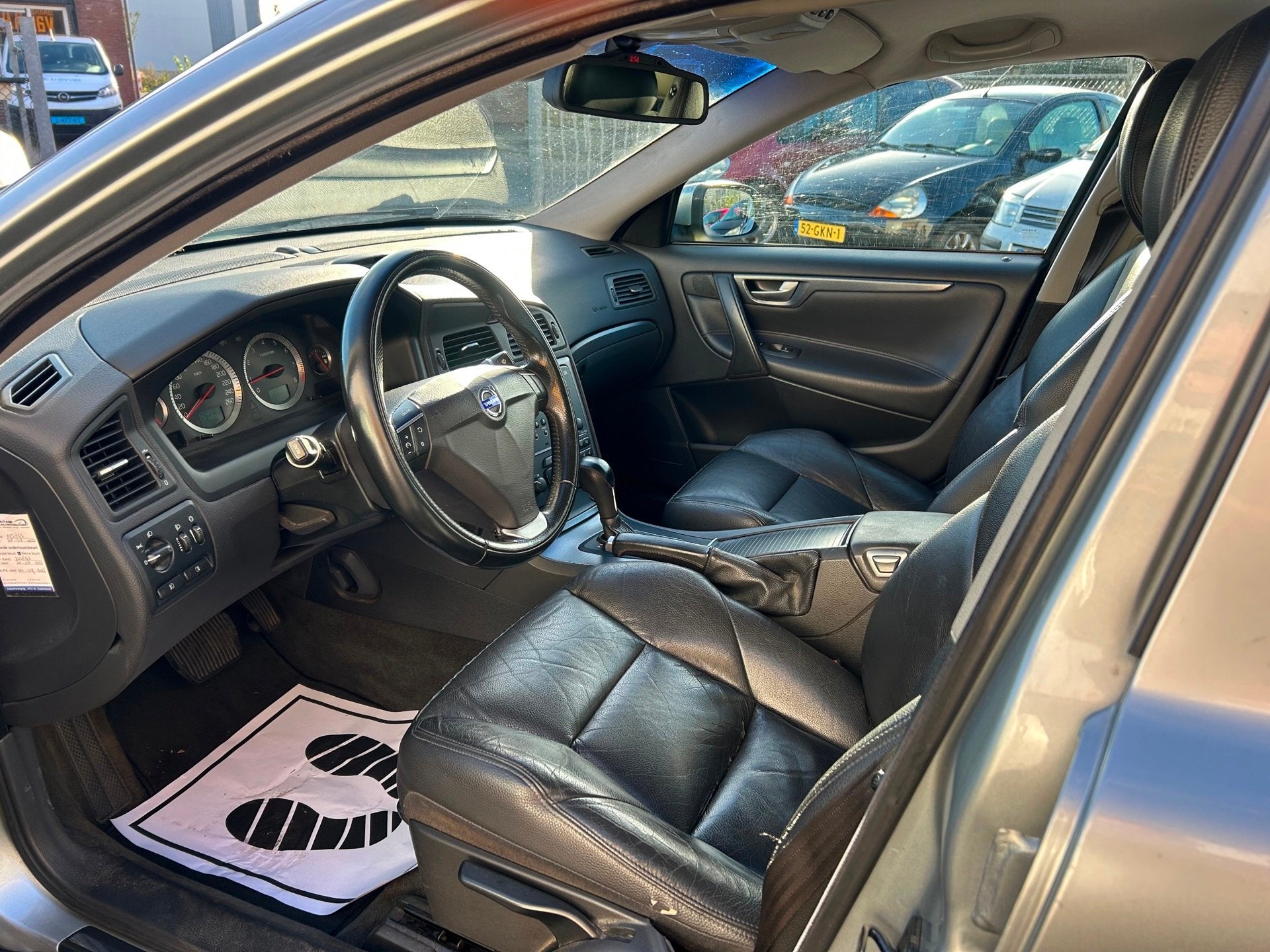 Volvo S60 2.4 Kinetic | LEER | AUTOM | NAVI | STOEL VERW |, Auto's, Gebruikt, Zwart, S60, 2435 cc