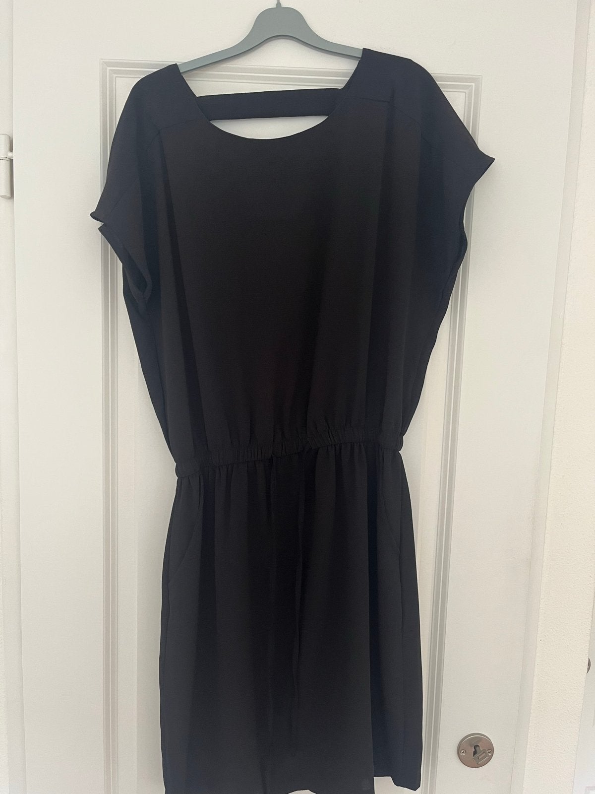 Zwart jurkje ONLY 36 met open rug en elastische taille, Kleding | Dames, Maat 38/40 (M), Zwart, Ophalen of Verzenden, Zo goed als nieuw