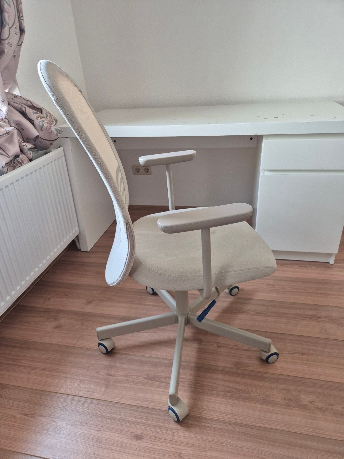 Ikea FLINTAN bureaustoel met armleuningen, beige., Ophalen, Gebruikt, Beige