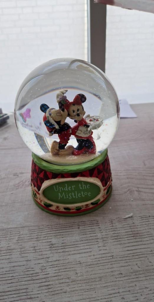 Mickey & Minnie Mouse ‘Under Mistletoe' Disney Snow globe, Verzamelen, Disney, Ophalen of Verzenden, Mickey Mouse, Zo goed als nieuw