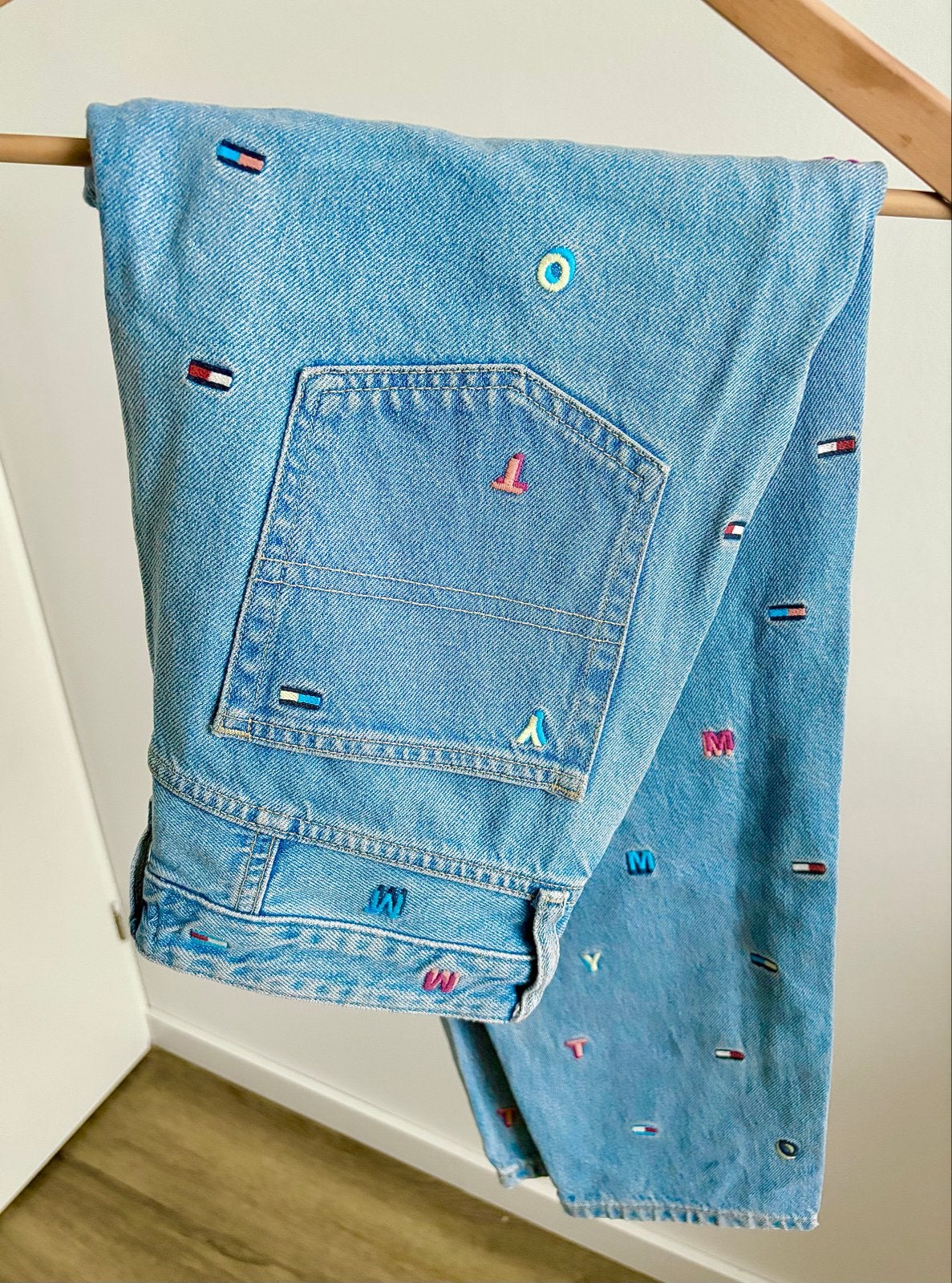 Tommy Jeans Mom Jeans met logo's letters embroidered, Kleding | Dames, Verzenden, Zo goed als nieuw, Blauw, W28 - W29 (confectie 36)