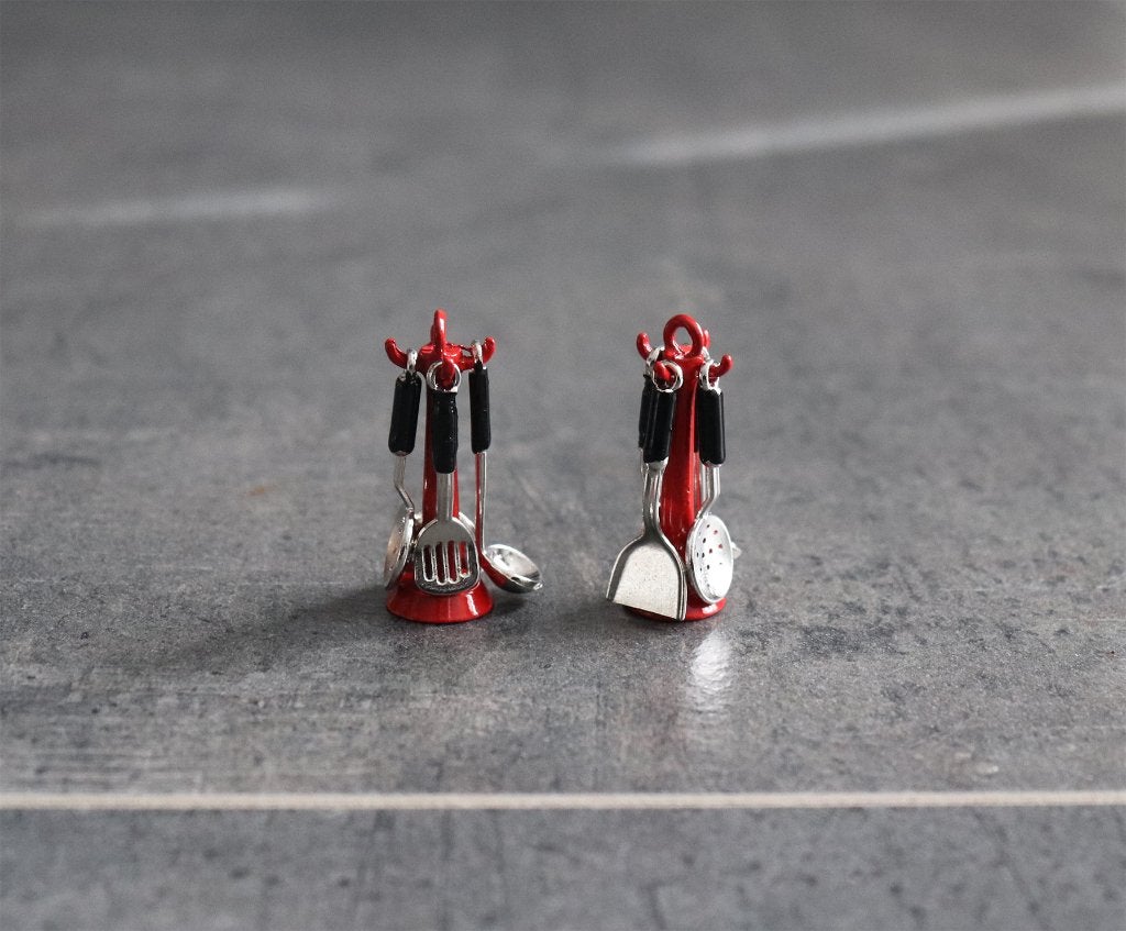 Rek met keuken gerei spatels lepel miniatuur 1:12 - rood, Ophalen of Verzenden, Nieuw, Poppenhuis