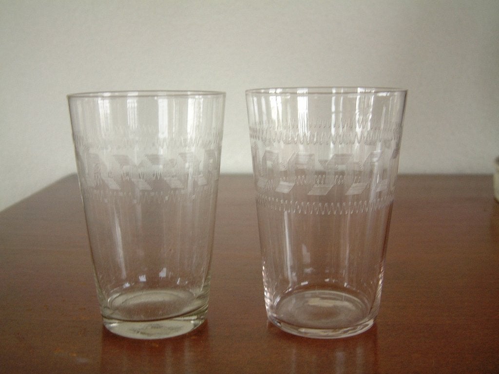 2 antieke drinkglazen met meander motief, Ophalen of Verzenden