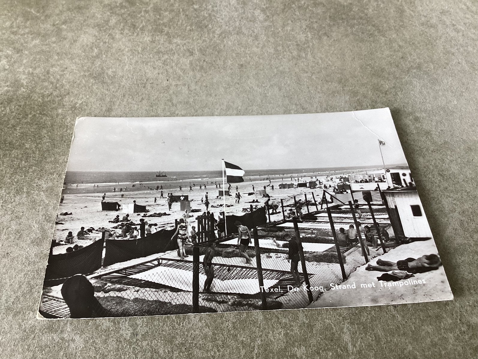 De Koog - Texel.    Strand met Trampolines, Ophalen of Verzenden, Waddeneilanden