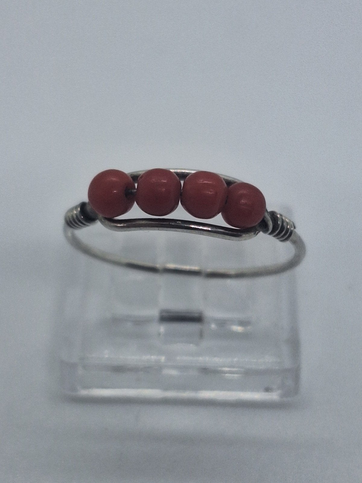 Zilveren ring met kleine bloedkoraaltjes - Maat 18.5, 18 tot 19, Gebruikt, Ophalen of Verzenden, Met edelsteen