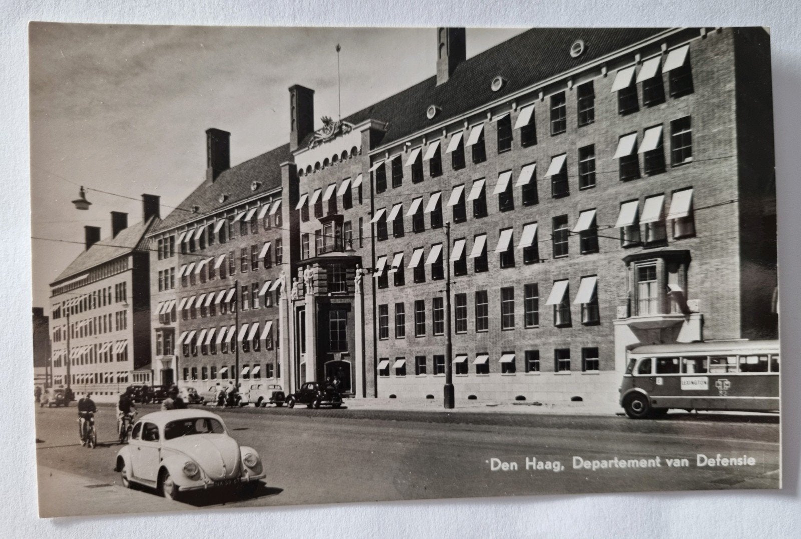 79)Den Haag: Departement van Defensie met Oude HTM bus en VW, Ophalen of Verzenden, 1940 tot 1960, Ongelopen, Zuid-Holland